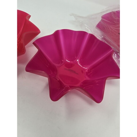 NOS TUPPERWARE HOT ON SPOT WHIMSICAL RUFFLE PLATE & 2 BOWL BUNDLE FUSCHIA RED - Picture 8 of 14